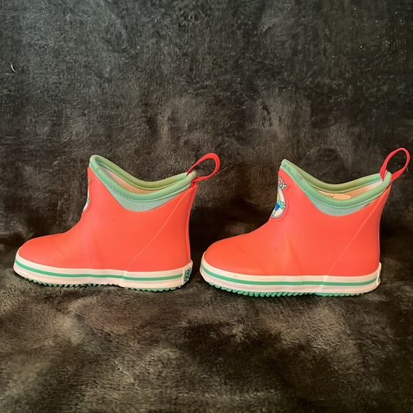 Kids Buoy Boots
Coral/Seafoam
Size 8 - Picture 4 of 5